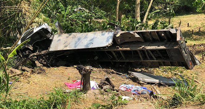 Filipinler’de kamyon uçurumdan yuvarlandı : 20 ölü