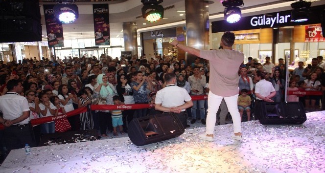 Ünlü şarkıcı Bahadır Tatlıöz, Diyarbakır’da konser verdi
