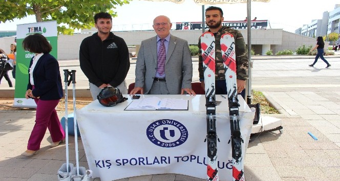 Uşak Üniversitesi Rektörü topluluk stantlarını gezerek öğrencilere destek verdi