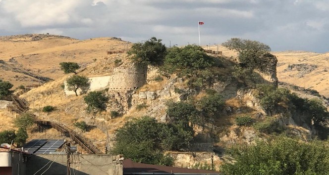 Tarihi Kozluk Kalesi ziyaretçi girişlerine kapatıldı