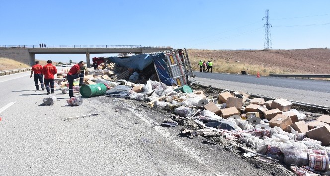 Kaza yapan tırın dorsesindeki gıda maddeleri yola saçıldı: 1 yaralı