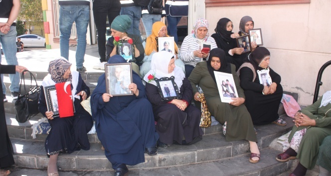 HDP önündeki eylem 17&#039;nci gününde! Anneler direniyor, destekler çığ gibi büyüyor