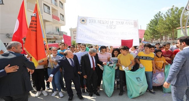 Derik’te öğrenciler çevreye dikkat çekti