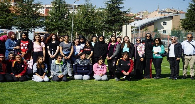 Öğrenciler özel insanlarla birlikte spor yaptı