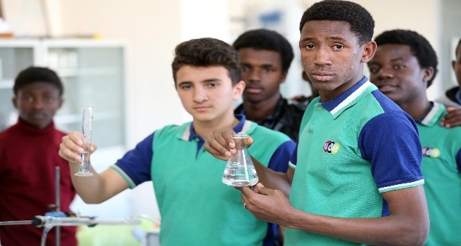 TDV, 80 ülkeden 1521 öğrenciye Türkiye’de eğitim desteği veriyor