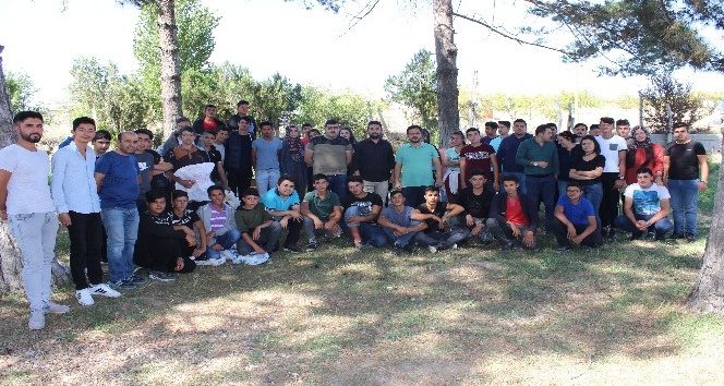 Meslek lisesi öğrencileri, önce üretiyor sonra satıyor