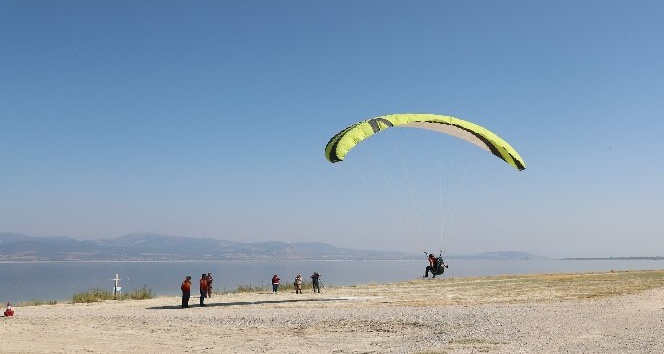 Serdar Yavuz ve Ali Es anısına yamaç paraşütü düzenlendi