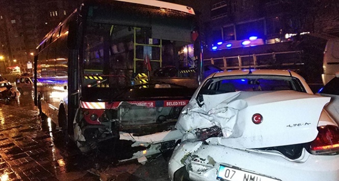 Samsun&#039;da halk otobüsü park halindeki 3 araca çarptı