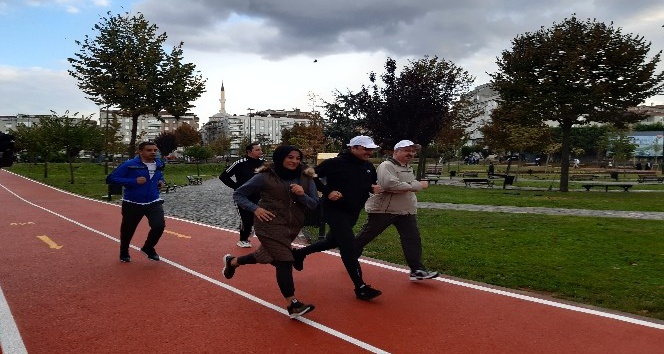 Zeytinburnu’nda yenilenen parklarda, ‘Sağlıklı Hayat Yürüyüşü’