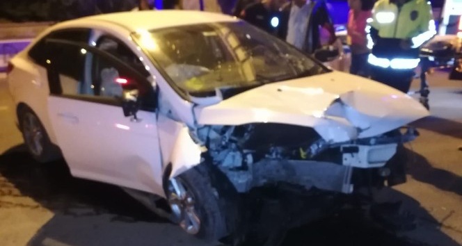 Üst geçit direğine çarpan otomobilin sürücüsü ağır yaralandı