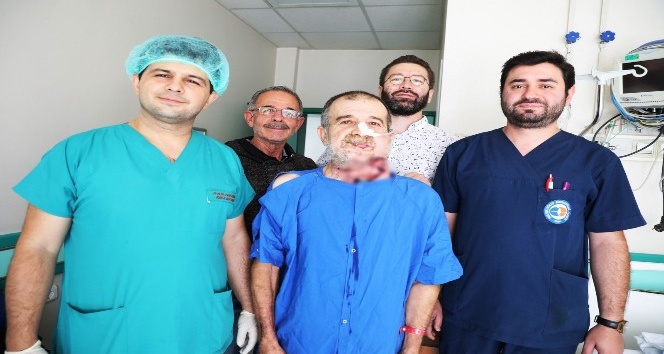 Kütahya’da bir hastaya bacaktan alınan kemikle yeni çene yapıldı