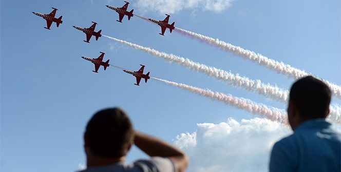 Türk Yıldızları ve SU-30 TEKNOFEST’te nefes kesti