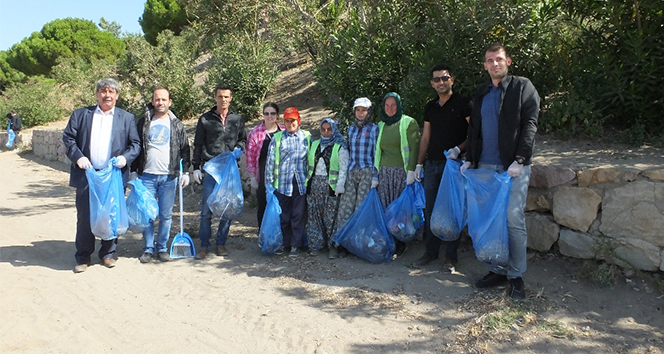 Çevreciler Ören sahilinde 700 kilo çöp topladı