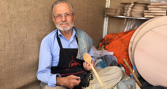 72 yaşındaki kaşık usta 62 yıldır şimşir kaşık üretiyor