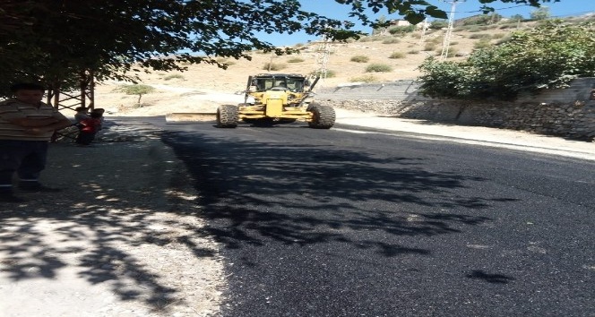 Sason’da köy yolları asfaltlanıyor