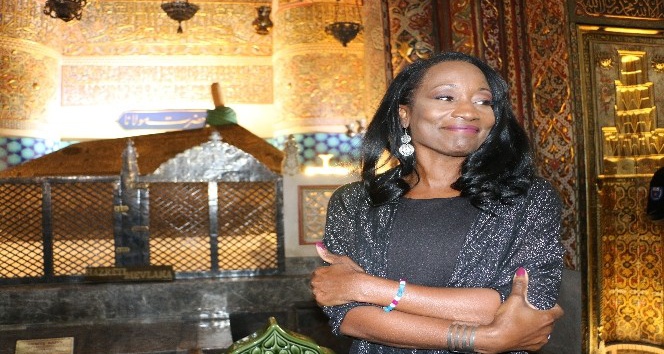 Della Miles, Mevlana Hazretlerinin Türbesini ziyaret etti