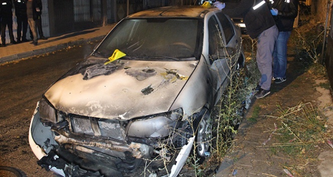 Karaman’da park halindeki  otomobil yandı