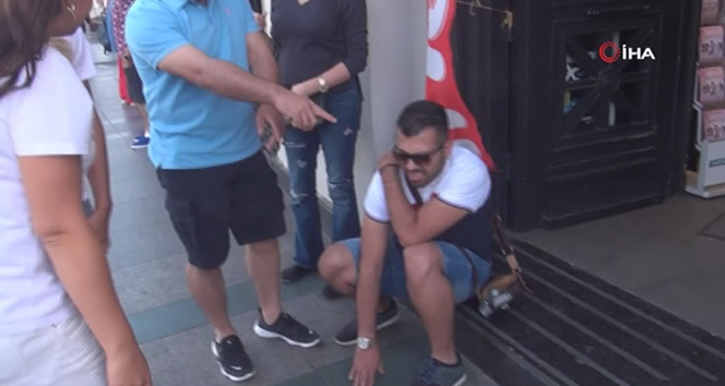 Taksim’de bir binadan kopan parça yoldan geçen turistin üzerine düştü
