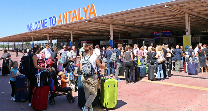 Antalya Havalimanı’nda &#039;Thomas Cook&#039; kuyruğu