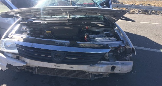 Kars’ta TIR otomobile çarptı: 2 yaralı