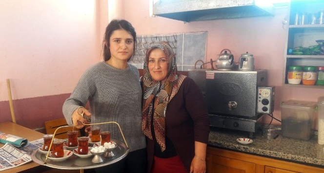 Üniversite mezunu ve KPSS 84.’sü genç kız, babasının çay ocağında çaycılık yapıyor