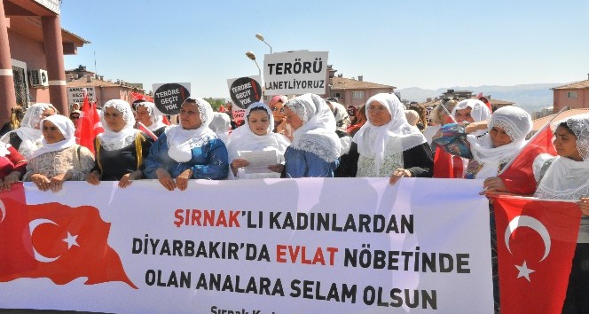 Şırnaklı annelerden HDP Diyarbakır il binası önünde eylem yapan ailelere destek