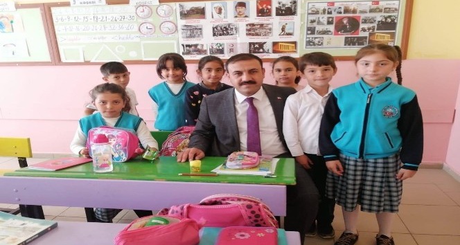 Çiçekdağı İlçe Belediye Başkanı Hakanoğlu, okulları ziyaret etti
