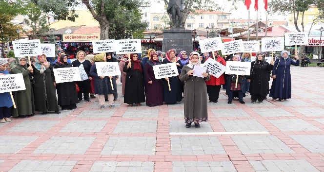 Karamanlı annelerden HDP binası önünde bekleyen annelere destek