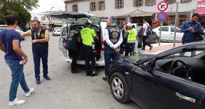 Uşak’ta araçta sigara içen sürücülere 153’er lira ceza kesildi