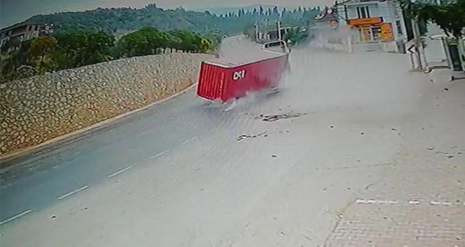 TIR'dan konteyner düştü, faciadan dönüldü