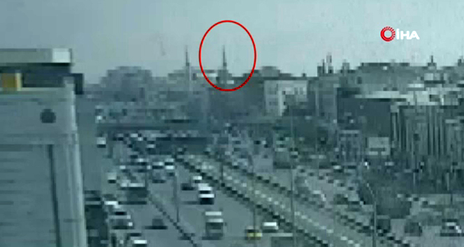 Avcılar&#039;da cami minaresinin yıkılma anı kameralara yansıdı