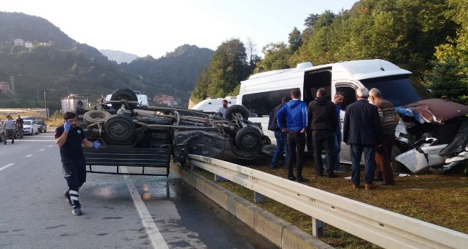 Trabzon’da öğrenci servisi pikap ile çarpıştı: 2 yaralı