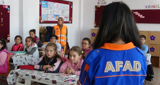 AFAD okullarda deprem çantasının önemini anlattı