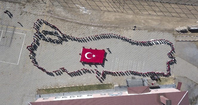 Öğrencilerden Türkiye haritası koreografisi