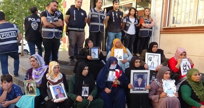 HDP önünde evlat nöbeti tutan annelerden ODTÜ’lü öğrencilere teşekkür