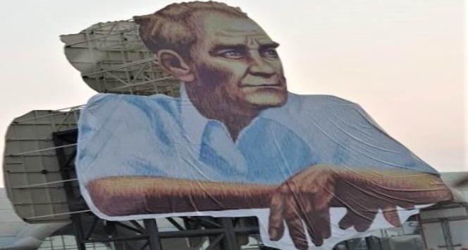 Kırşehir Belediyesi, şehrin girişine Atatürk posteri astı