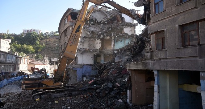 Bitlis’te dere üstü ıslah projesi kapsamında yıkımlar başladı
