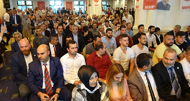 Partilerinden ayrılan İYİ Partililer rozet takarak MHP'ye geçti