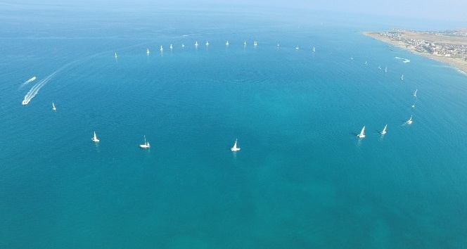 Yat rallicileri İskenderun Körfezi’nde sevgi çemberi oluşturdular