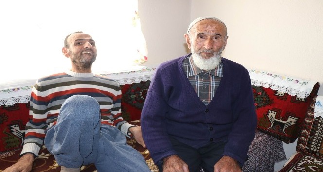 53 yıldır engelli oğluna bakan Emin amca, devlet başka ülkelere muhtaç olmasın diye engelli maaşı almamış