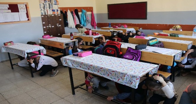 Bitlis’te öğrencilere deprem çantası ve eğitimi