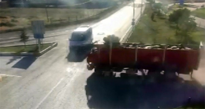 Öğrenci servisi ile kamyonun çarpıştığı feci kaza kamerada