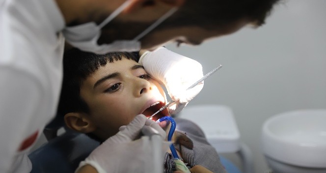 Türk doktorlarından Suriyelilere diş sağlığı hizmeti