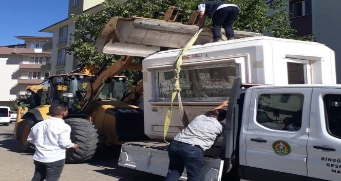 Bingöl’de kaçak büfe kaldırıldı, metruk yapı yıkıldı
