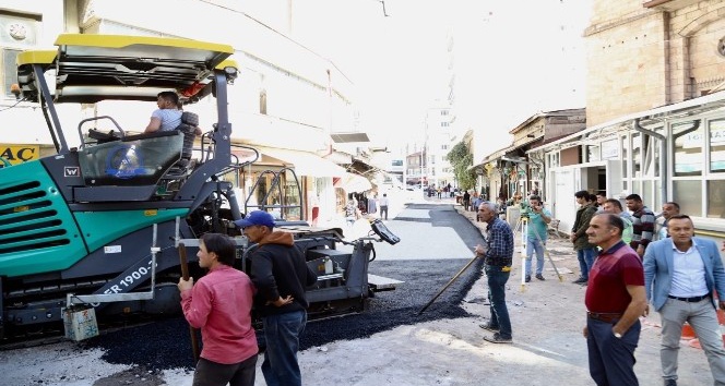 Altyapısı tamamlanan caddelerde sıcak asfalt serimine başlandı