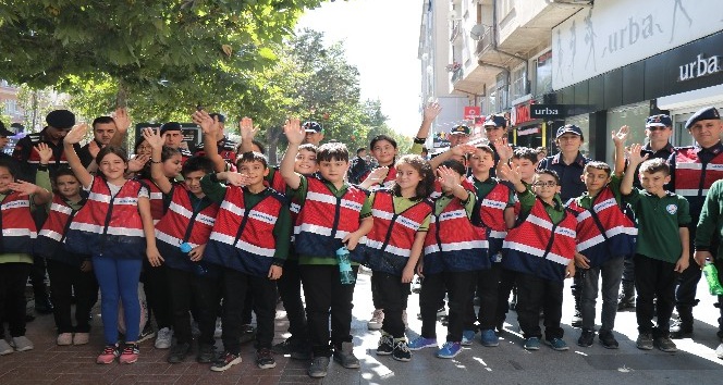 Yaya geçidi uygulaması öncesinde yayadan sürücüye ’ceza yersin’ uyarısı