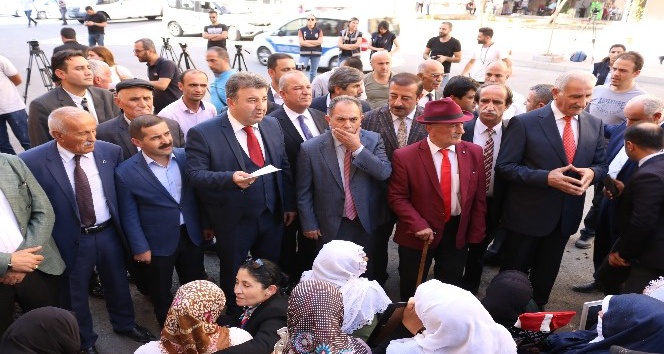 Hakkari’deki aşiret liderleri ve kanaat önderlerinden HDP önündeki ailelere destek ziyareti