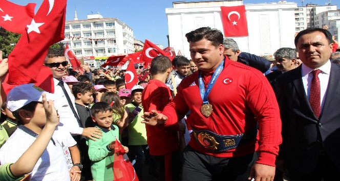 Milli güreşçi Kayaalp memleketinde coşkuyla karşılandı