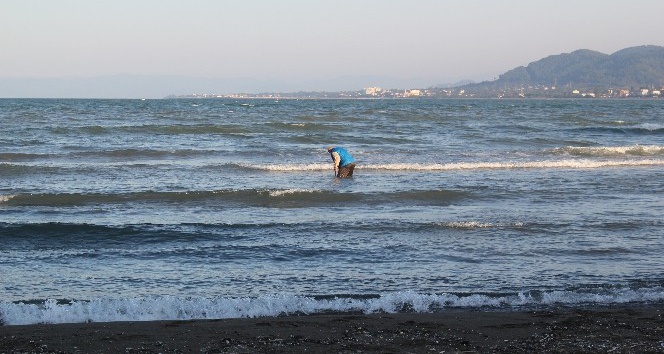 İtfaiye eri denize atlayarak yaşlı adamı kurtardı