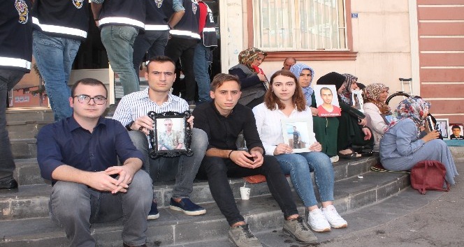 Konya Selçuk Üniversitesi öğrencilerinden HDP önündeki ailelere destek ziyareti